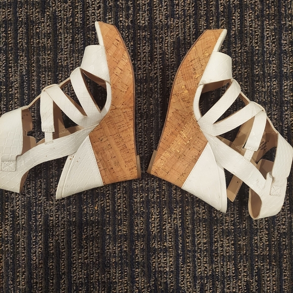 Guess - Picture 2 of 6